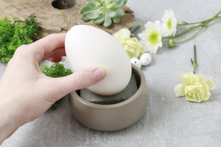 3. A tojást állítsd bele a habba. Előbb óvatosan készíts neki egy finom mélyedést, majd a ragasztó segítségével rögzítsd is benne.