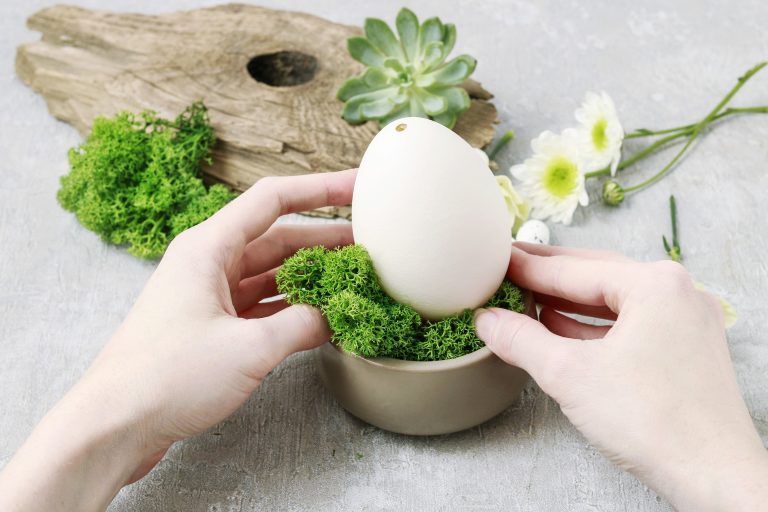 3. Jöhetnek is a díszek. A tojás tövébe moha, amivel elfedheted az alapot, köréje pedig ízlés szerint néhány szál virág. 